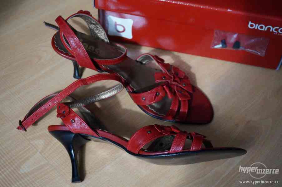 Nové kožené červené sandálky vel.39 - foto 5