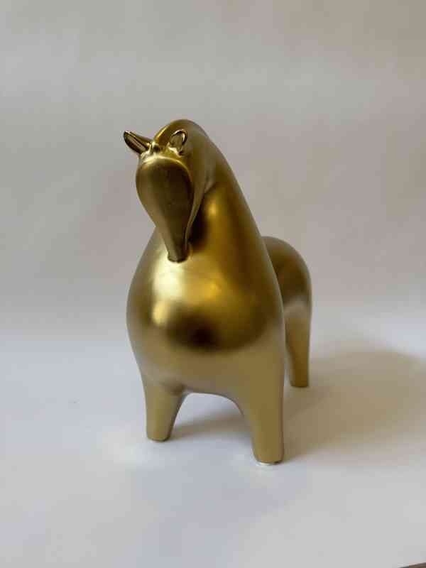 Kůň - socha ve zlatém provedení - foto 3