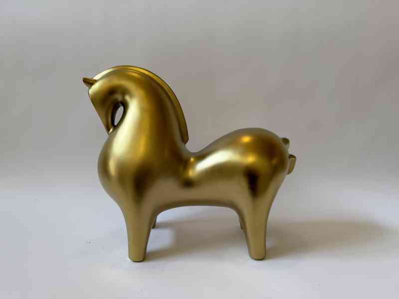 Kůň - socha ve zlatém provedení - foto 2