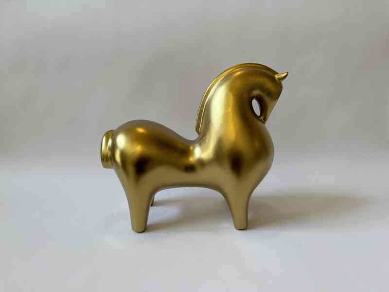 Kůň - socha ve zlatém provedení - foto 1
