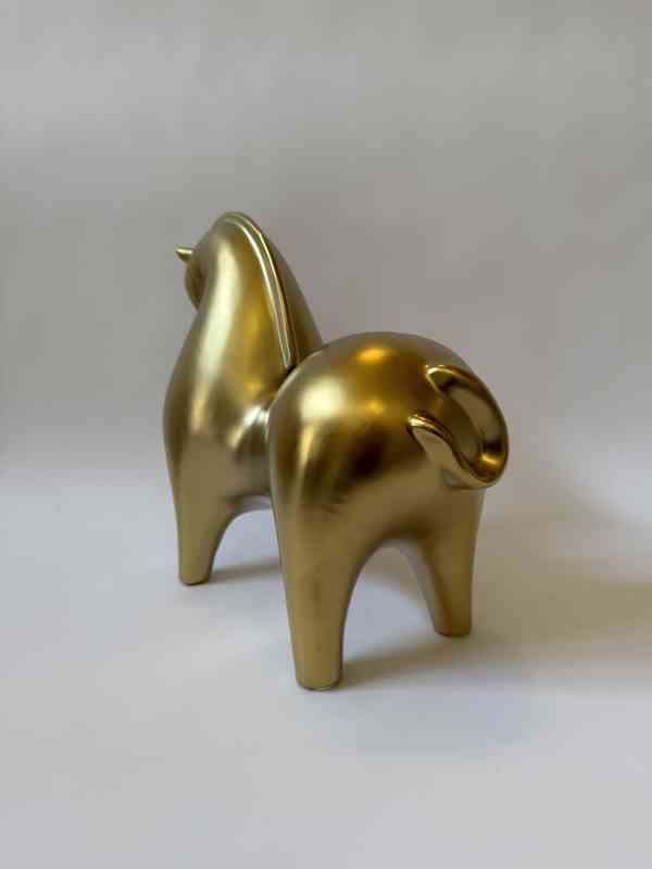 Kůň - socha ve zlatém provedení - foto 4