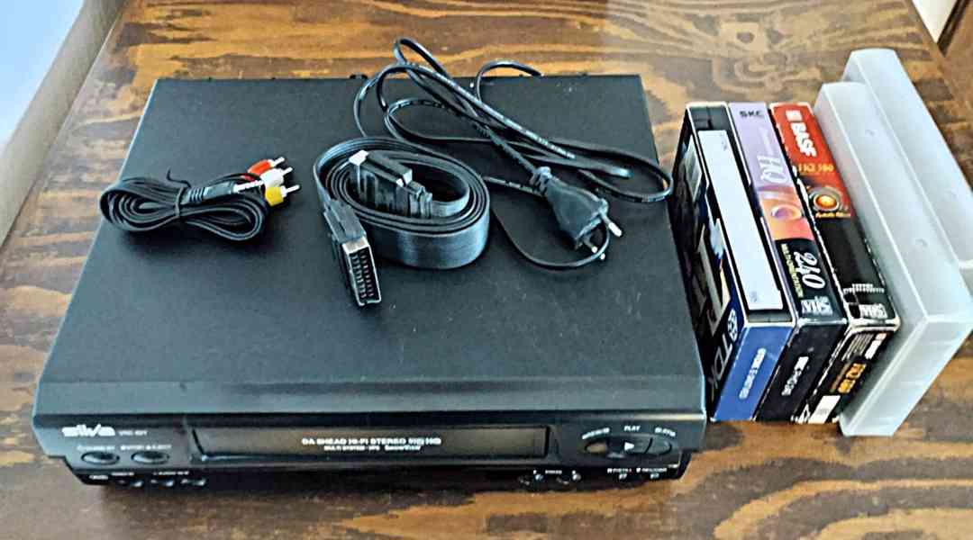 VHS videorekordér Silva VRC 627 s pěti kazetami.