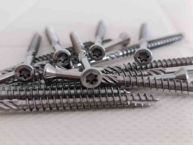 Terasové C2 nerezové vruty, rozměr 4,5x70 TORX, 200ks + BIT - foto 3