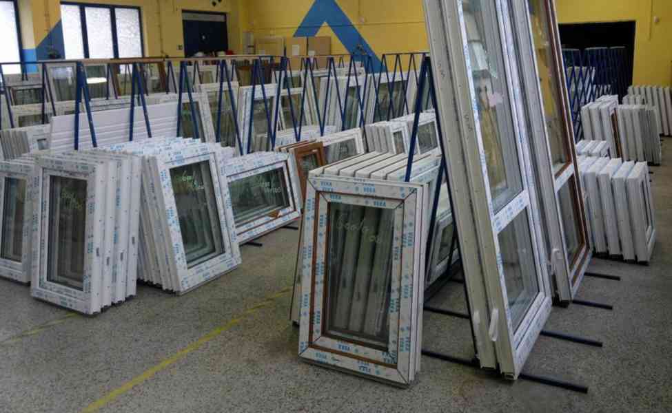 Plastové okno 40x40 zlatý dub - foto 3