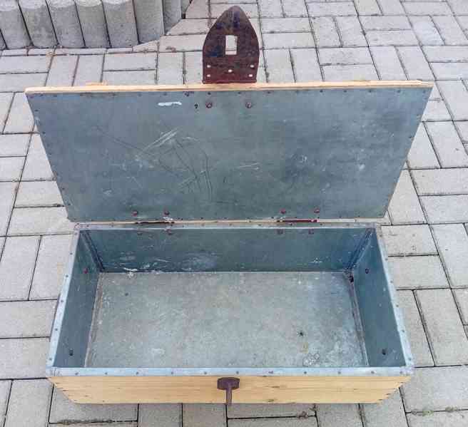 Historická dřevěná T R U H L A s kovovým obložením - foto 4