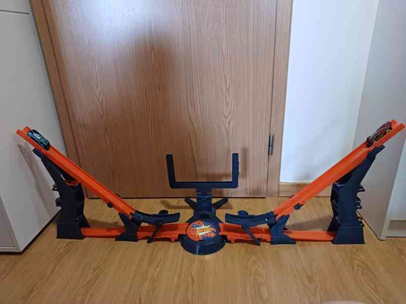 Hot Wheels dráha - ty proti soupeři - foto 3