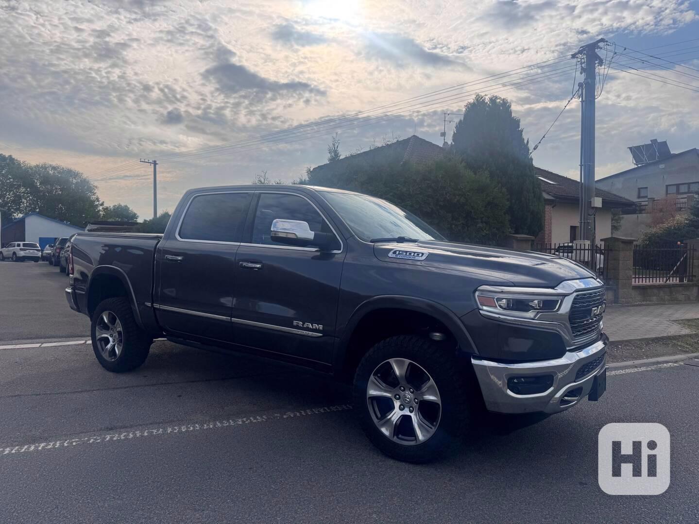 RAM 1500 5,7 L V8 HEMI LIMITED E-TORQE 2019 - foto 1