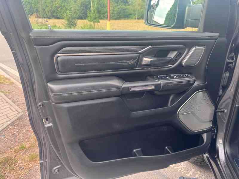 RAM 1500 5,7 L V8 HEMI LIMITED E-TORQE 2019 - foto 15