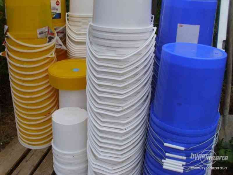 Plastové kbelíky s víkem - foto 1