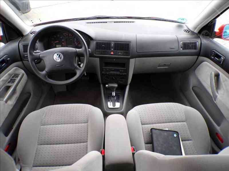 Volkswagen Golf 1,6 i AUTOMAT-HNED ODJÍŽDÍTE - foto 5