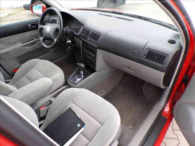Volkswagen Golf 1,6 i AUTOMAT-HNED ODJÍŽDÍTE - foto 13
