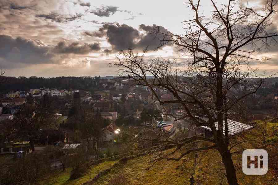 Nový komerční prostor v centrální části Tuchoměřic se snadnou dostupností na letiště a Prahy. - foto 11