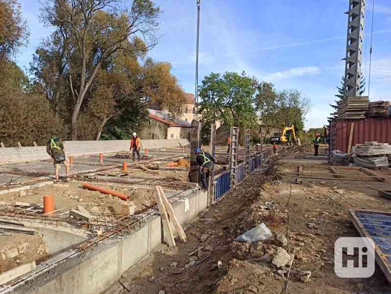 Nový komerční prostor v centrální části Tuchoměřic se snadnou dostupností na letiště a Prahy. - foto 14