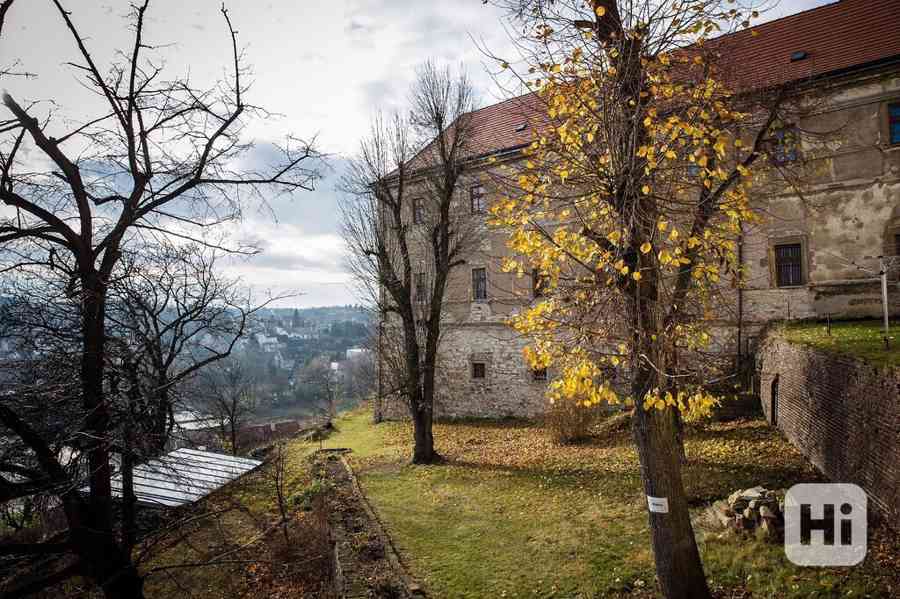 Nový komerční prostor v centrální části Tuchoměřic se snadnou dostupností na letiště a Prahy. - foto 12