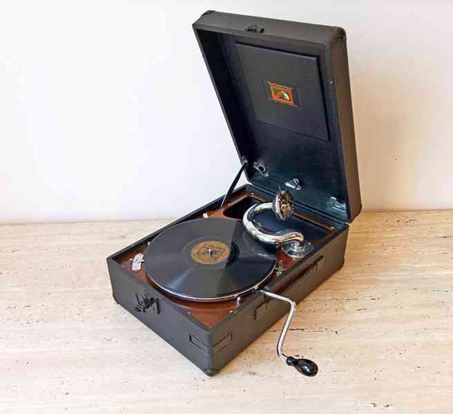 Starožitný gramofon na kliku značky His Master’s Voice - foto 7