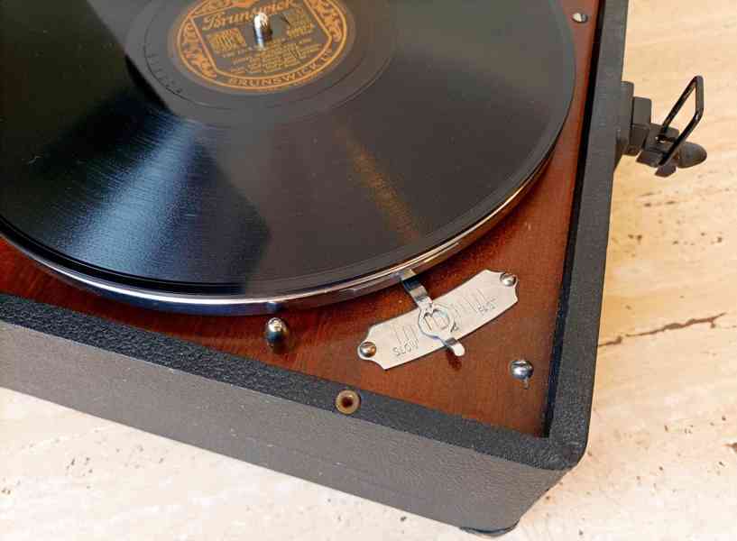 Starožitný gramofon na kliku značky His Master’s Voice - foto 4