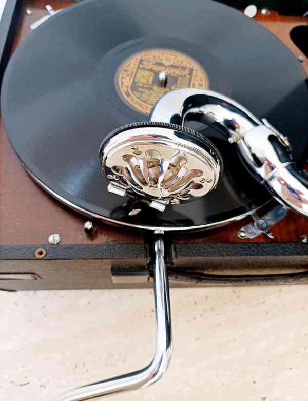 Starožitný gramofon na kliku značky His Master’s Voice - foto 12
