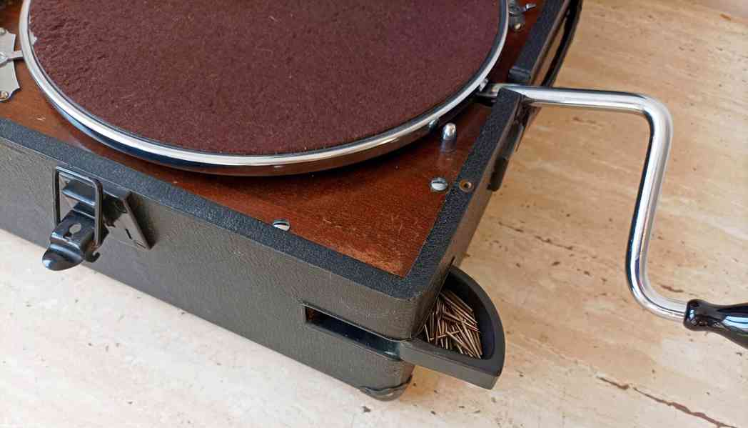 Starožitný gramofon na kliku značky His Master’s Voice - foto 17