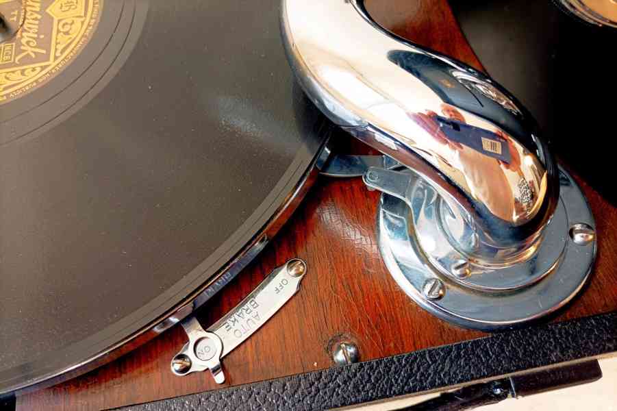 Starožitný gramofon na kliku značky His Master’s Voice - foto 13