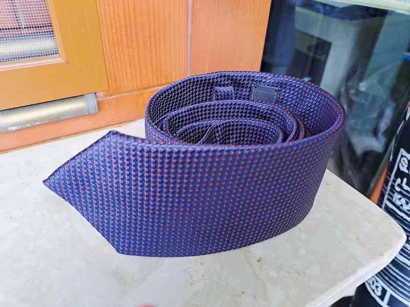 Pánská kravata tmavě fialová, vzor puntíky - foto 2