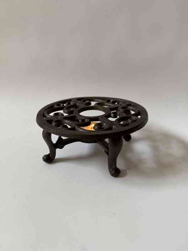Litinový zdobený ohřívač na čajovou svíčku