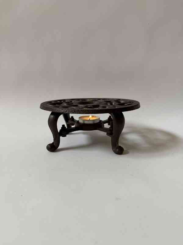 Litinový zdobený ohřívač na čajovou svíčku - foto 2
