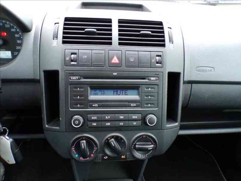 Volkswagen Polo 1,4 16V TEMPOMAT - foto 6