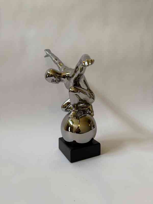 Muž jogín - socha ve stříbrném provedení - foto 2