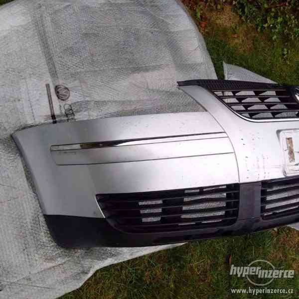 predni naraznik vw passat b5.5 stribrny chrom listy - foto 2