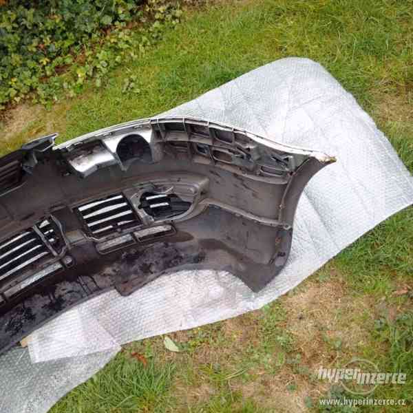 predni naraznik vw passat b5.5 stribrny chrom listy - foto 7
