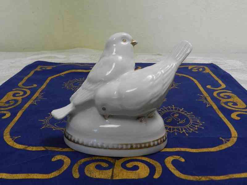 Hezká porcelánová plastika Ptáci Merklín
