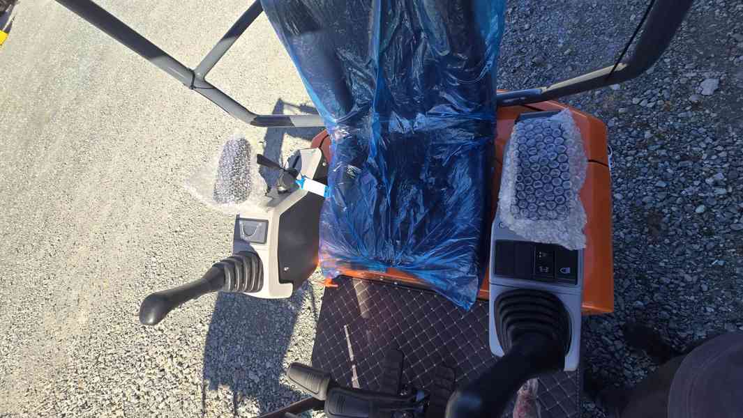 Minirypadlo Kubota LGCM LG12A s drapákem + 3 lžíce - foto 6