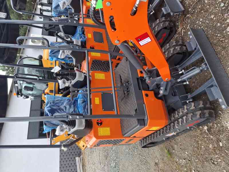 Minirypadlo Kubota LGCM LG12A s drapákem + 3 lžíce - foto 13