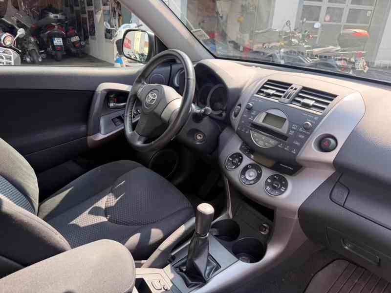 Toyota RAV 4 2.0i 4x4 Benzín 112kw - foto 10