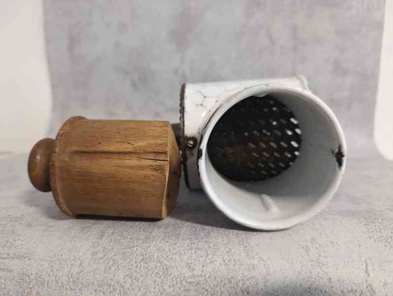 Velmi starý krásný velký mlýnek na strouhanku IDA se smaltem - foto 14