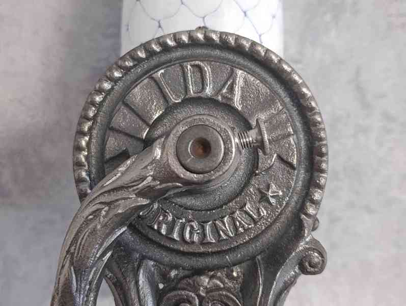 Velmi starý krásný velký mlýnek na strouhanku IDA se smaltem - foto 12