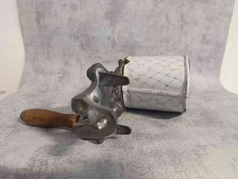 Velmi starý krásný velký mlýnek na strouhanku IDA se smaltem - foto 11