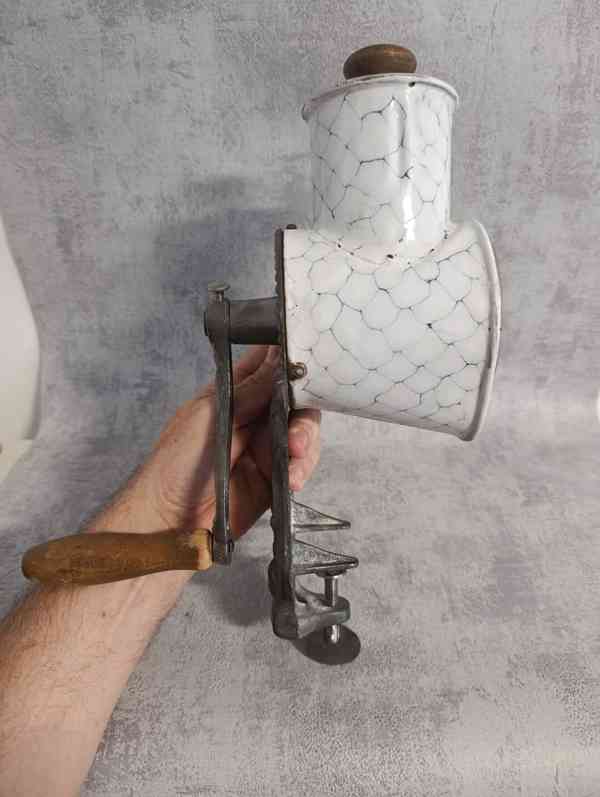 Velmi starý krásný velký mlýnek na strouhanku IDA se smaltem - foto 8