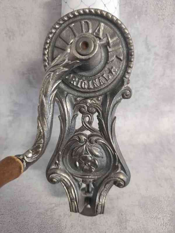 Velmi starý krásný velký mlýnek na strouhanku IDA se smaltem - foto 15