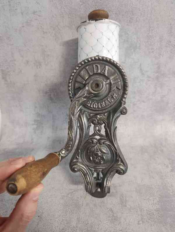 Velmi starý krásný velký mlýnek na strouhanku IDA se smaltem - foto 13