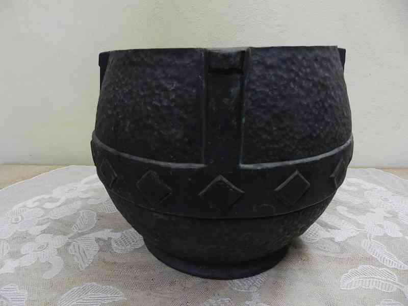 Zajímavý tepaný kubistický Květináč Květník  - foto 2