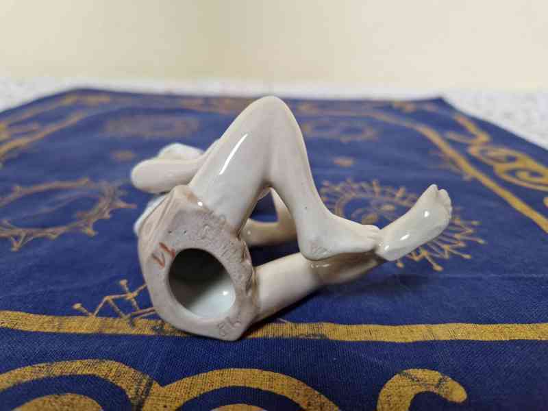 Porcelánová soška Chlapec se svačinou Royal Dux - foto 6