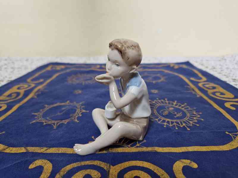 Porcelánová soška Chlapec se svačinou Royal Dux - foto 3