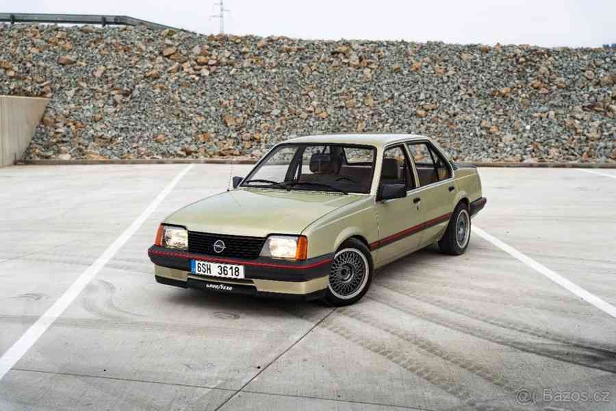 Opel Ascona 2,0   C - foto 15