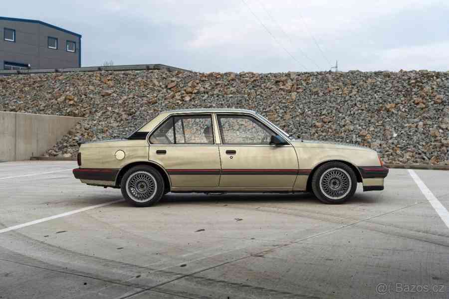 Opel Ascona 2,0   C - foto 8