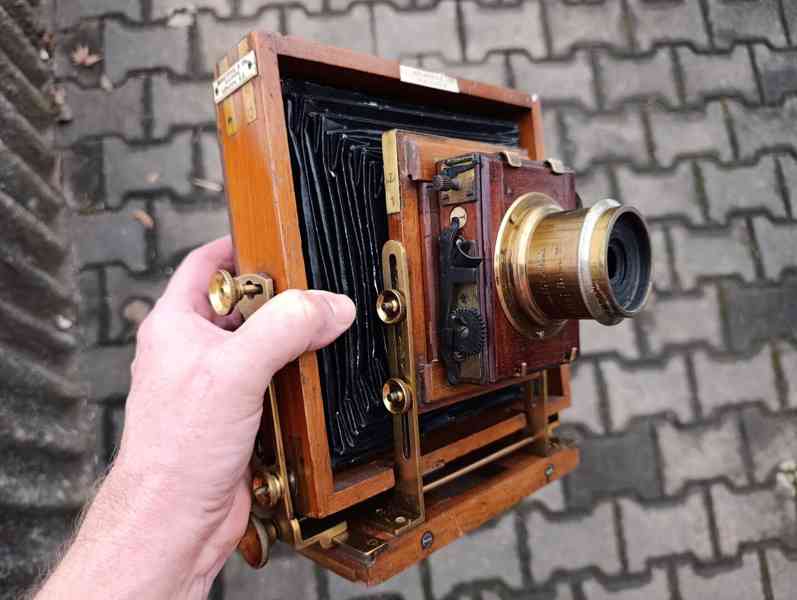 Starý dřevěný fotoaparát LANCASTER cca 1895