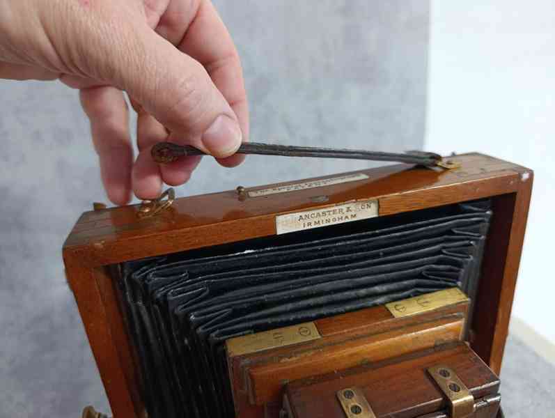 Starý dřevěný fotoaparát LANCASTER cca 1895 - foto 22