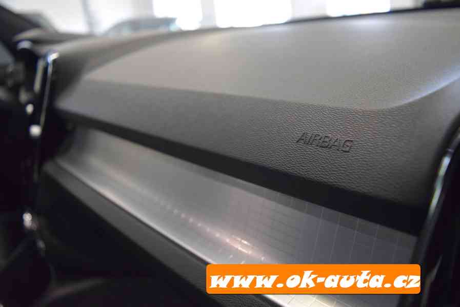 Volvo XC40 B3 MILD HYBRID 120 kW 2022 - DPH - foto 14