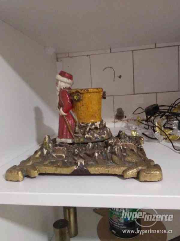 starý litinový stojan na vánoční stromek  - foto 4