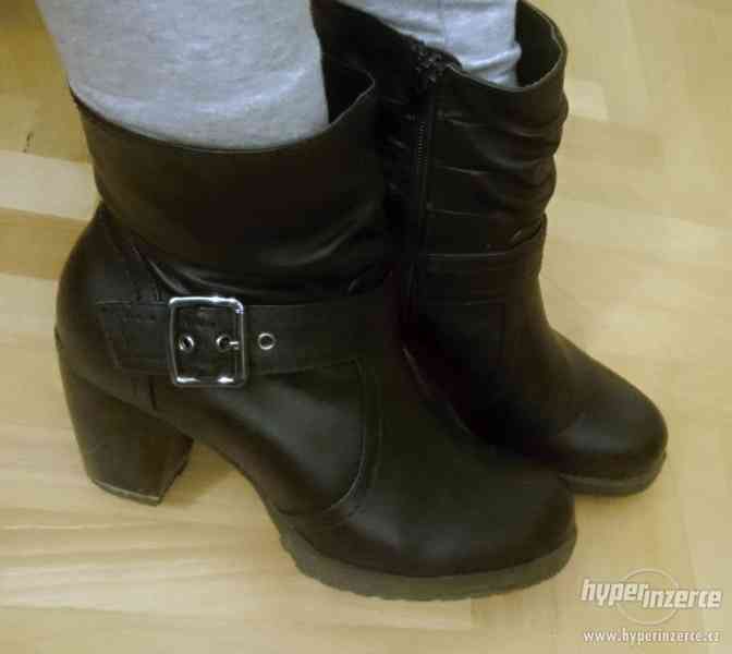 Obnošené boty - nízké kozačky na podpatku - foto 1